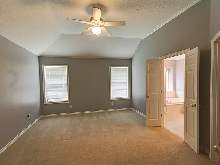 305 Landsburg Ln — Photo 11