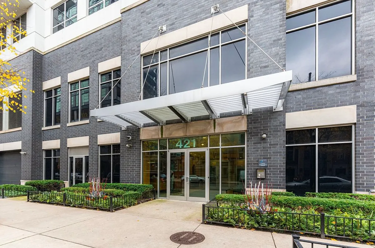 Building Photo - 421 W Huron St #701