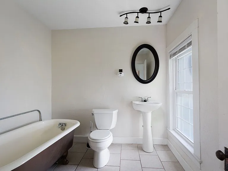 427 Flower Ave E — Photo 22