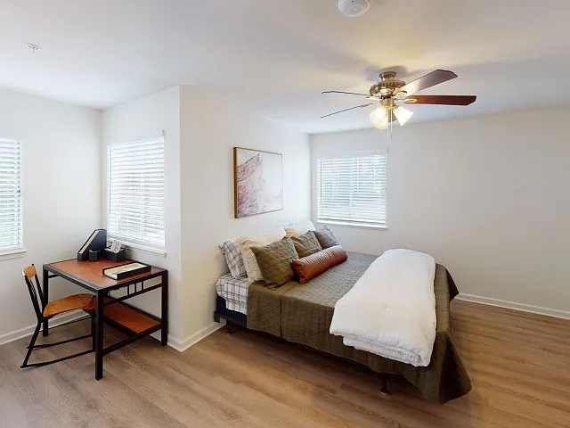 Deluxe bedroom with king size bed Deluxe bedroom with king size bed