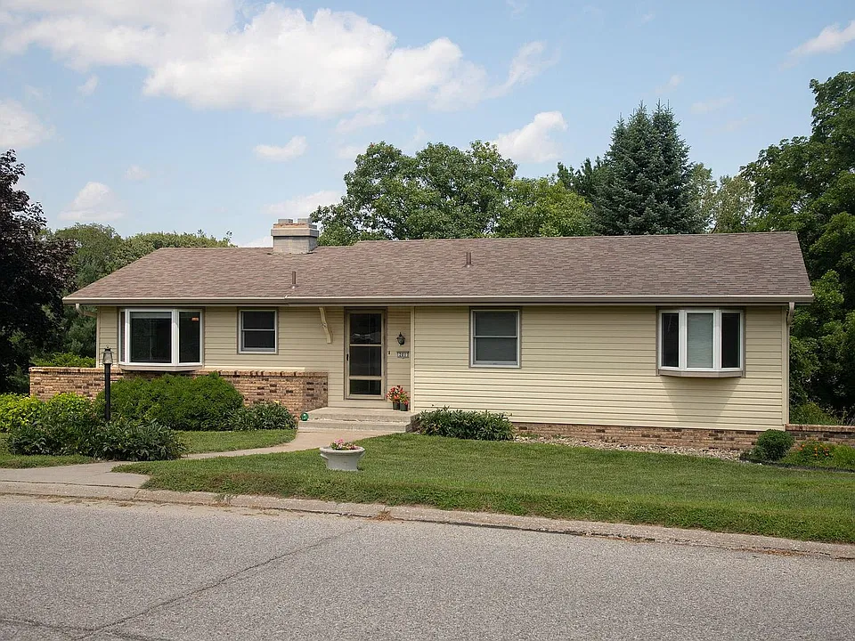201 Meadow Ln