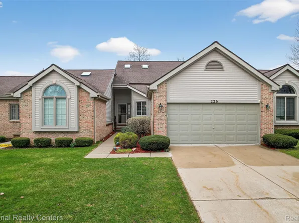 226 Sisu Knoll Dr, Brighton, MI 48116