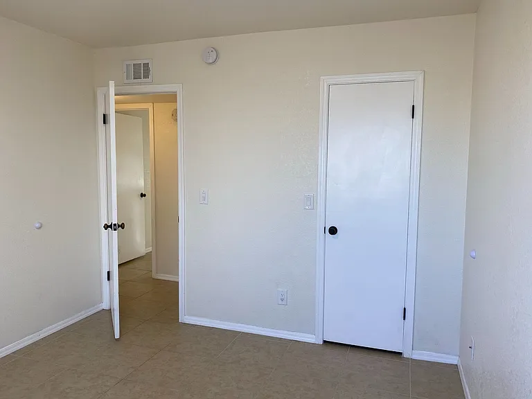 2737 Lillie Ave — Photo 7