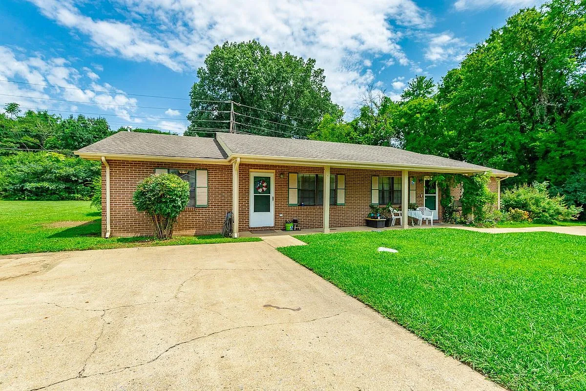 2 bed, 1.0 bath, 1010 sqft, $1,300 — Photo 1