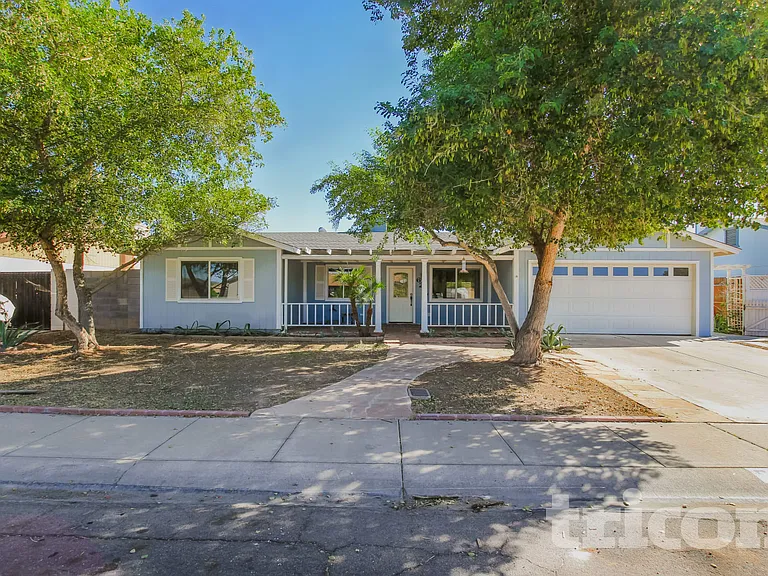 6237 W Marconi Ave — Photo 2
