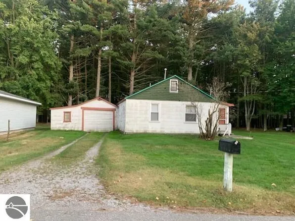 231 Maple Dr, East Tawas, MI 48730