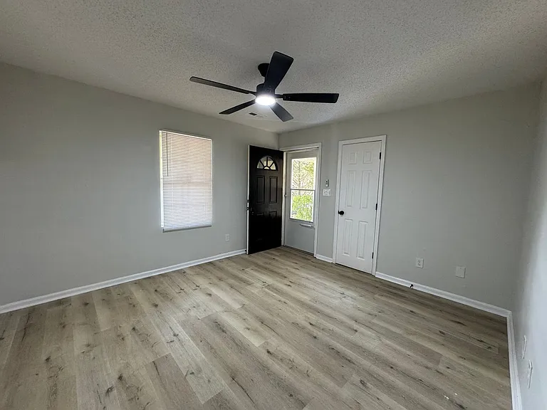 2109 Albany St — Photo 13