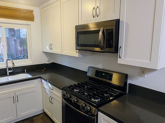 3rd image of 942 10th St APT 3