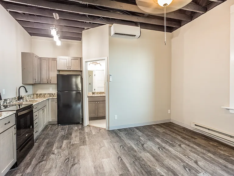 218 W Kemp Ave — Photo 1
