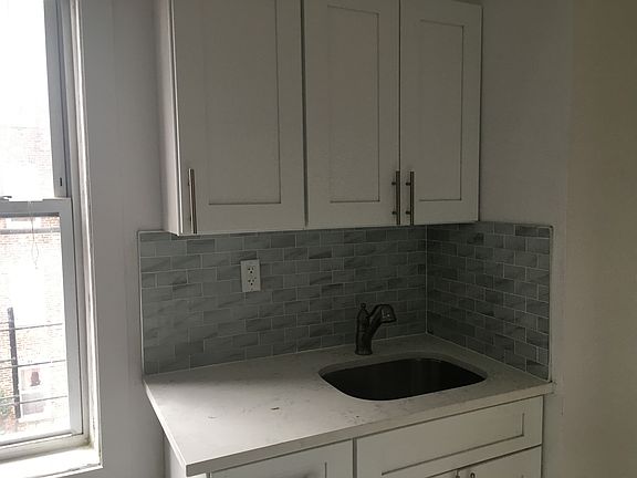 3rd image of 35 Kensington Ave APT D6