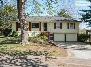 3827 S Breckenridge Dr, Independence, MO 64055