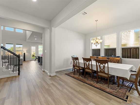 5th image of 922 Shumard St