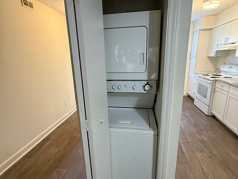 Avery Close Condominiums — Photo 10