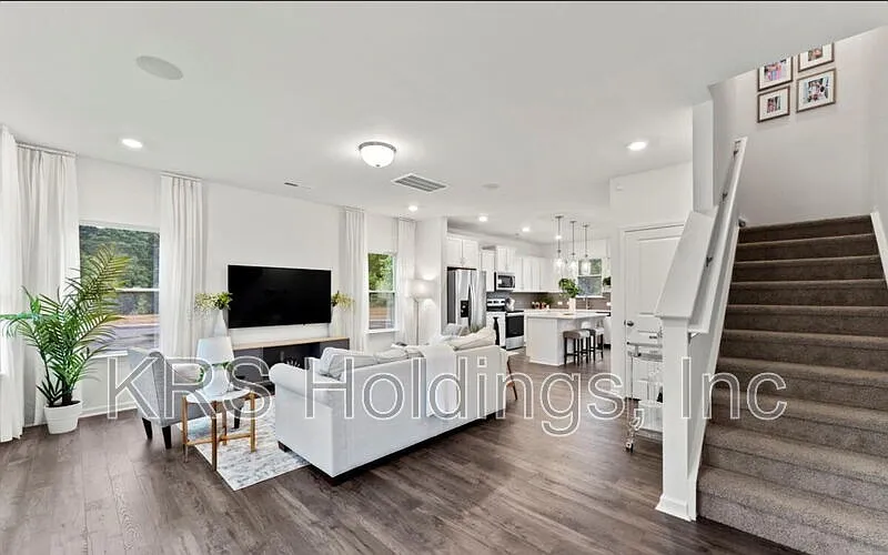 3 bed, 2.5 bath, 1360 sqft, $1,575 — Photo 3