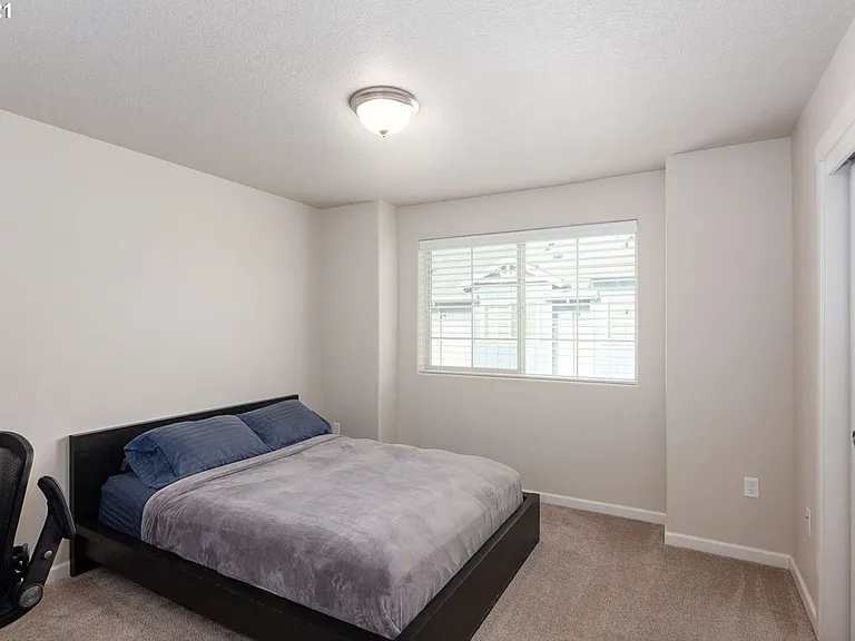 7989 NE Heiser St — Photo 10