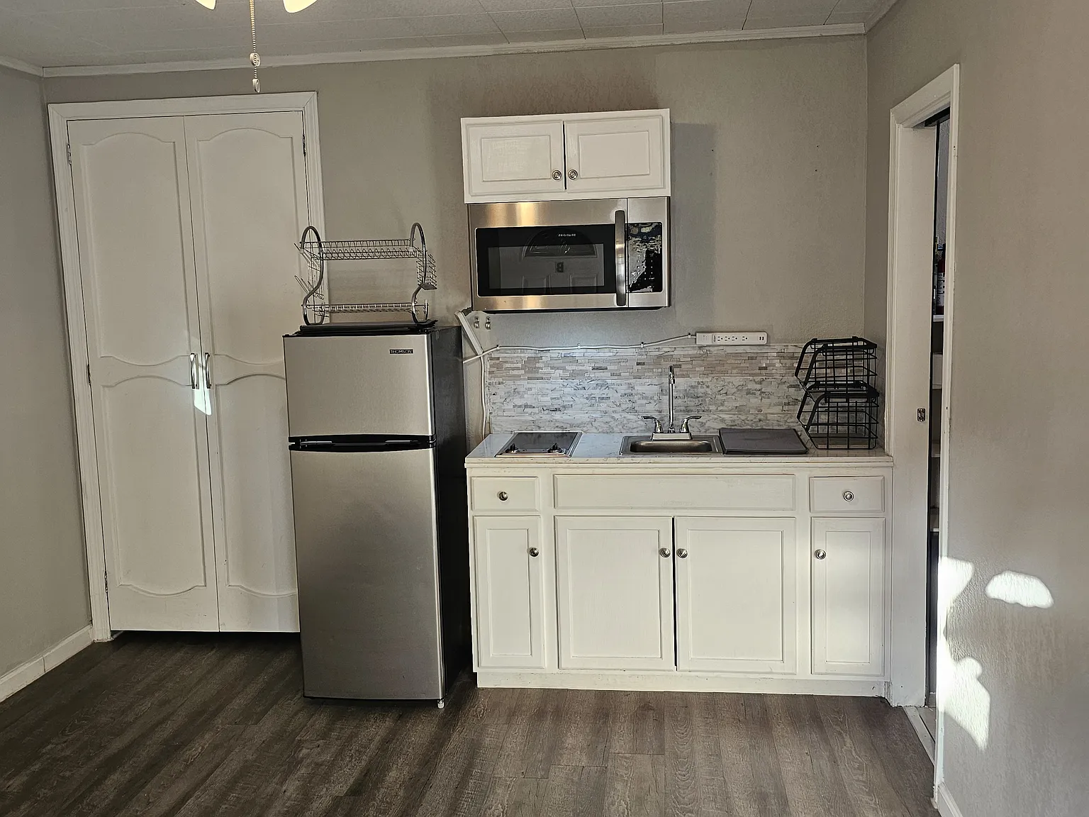 2830 Chester Ln — Photo 3