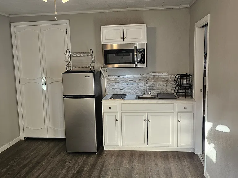 2830 Chester Ln — Photo 3