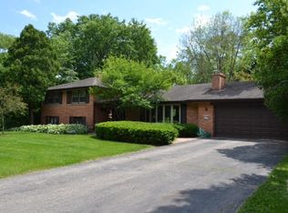 725 Circle Dr, Tower Lakes, IL 60010