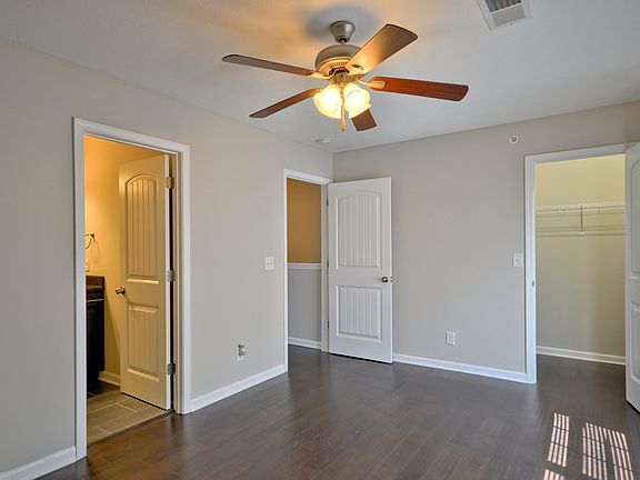 5th image of 121 Melbourne Dr Unit B