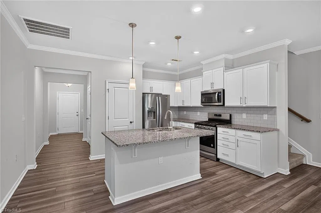 3 bed, 2.5 bath, 1841 sqft, $1,800 — Photo 4