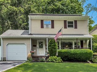 30 Frog Pond Rd, Huntington Station, NY 11746