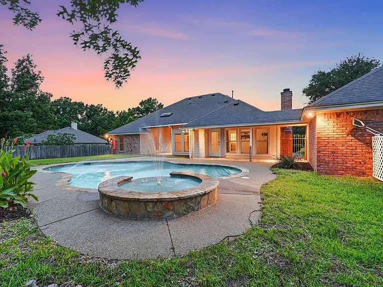 909 San Saba Dr — Photo 13
