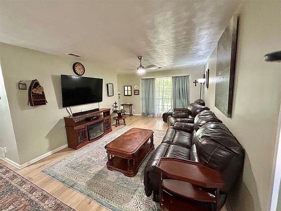 3rd image of 1335 Crestview Dr