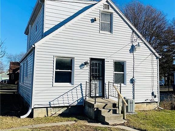 2nd image of 3263 Blackstone Dr
