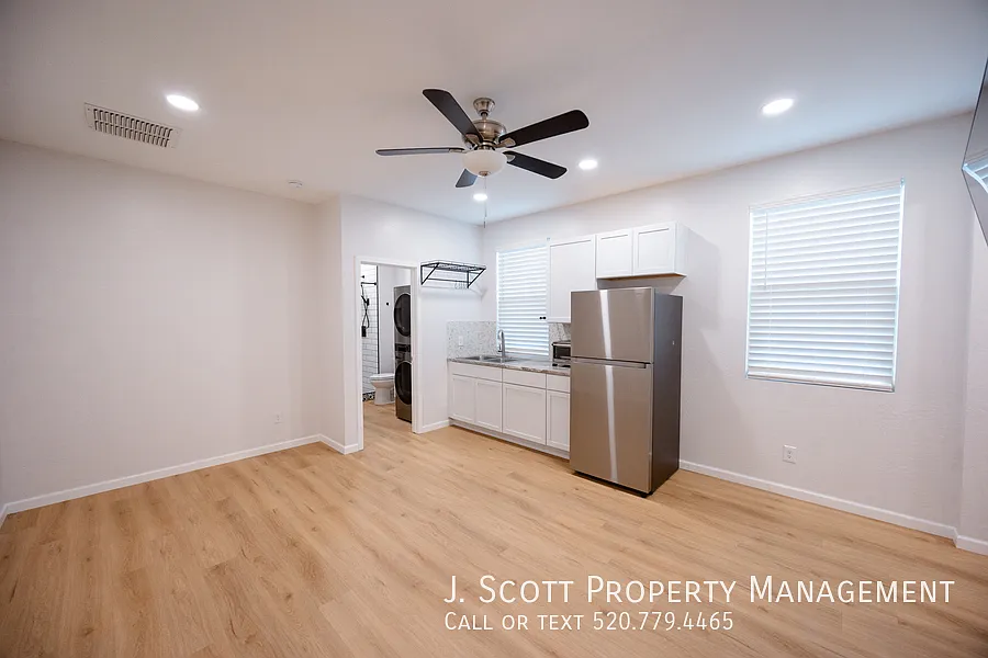 Spacious Studio with Washer/Dryer & Walk-In Closet Utilities Included! — Photo 2
