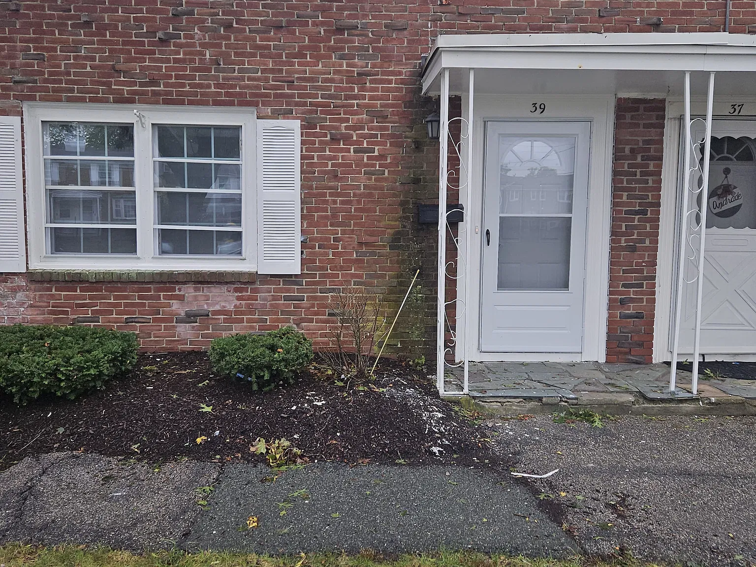 3 bed, 1056 sqft, $3,200 — Photo 2
