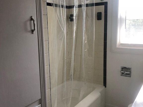 3rd image of 4628 Fort Ave