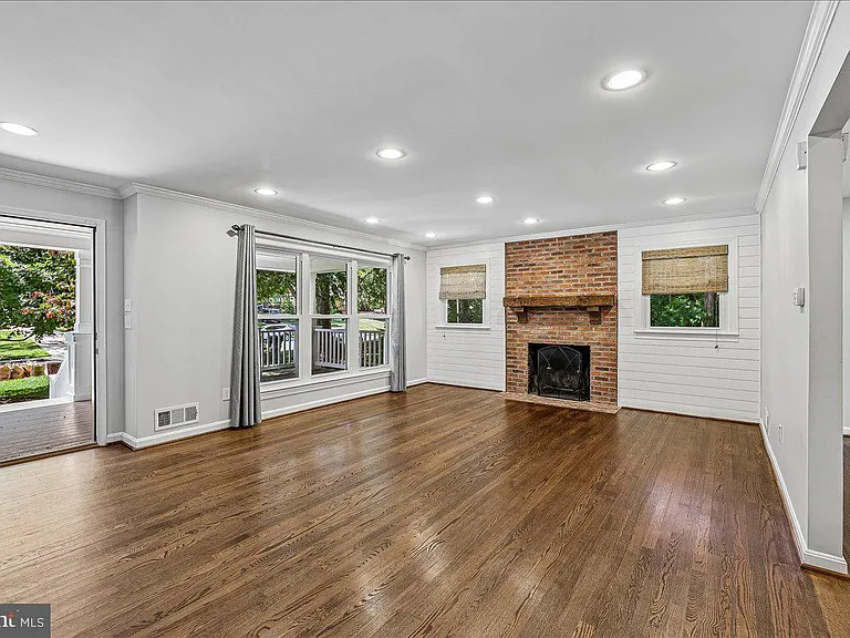 8109 Bainbridge Rd — Photo 6