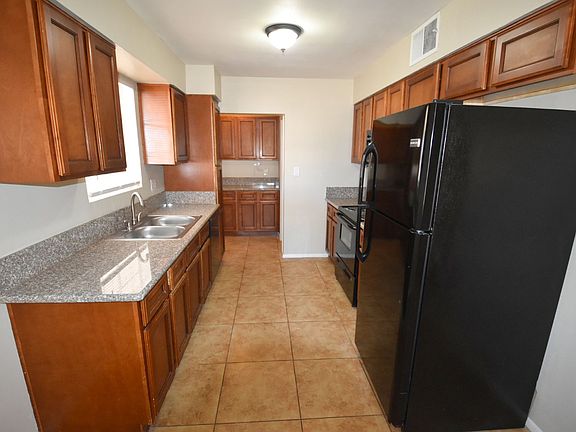 3rd image of 2133 W Orangewood Ave