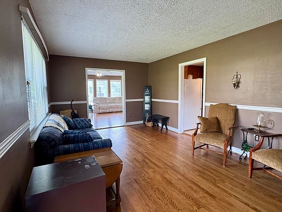3rd image of 303 Circle Dr