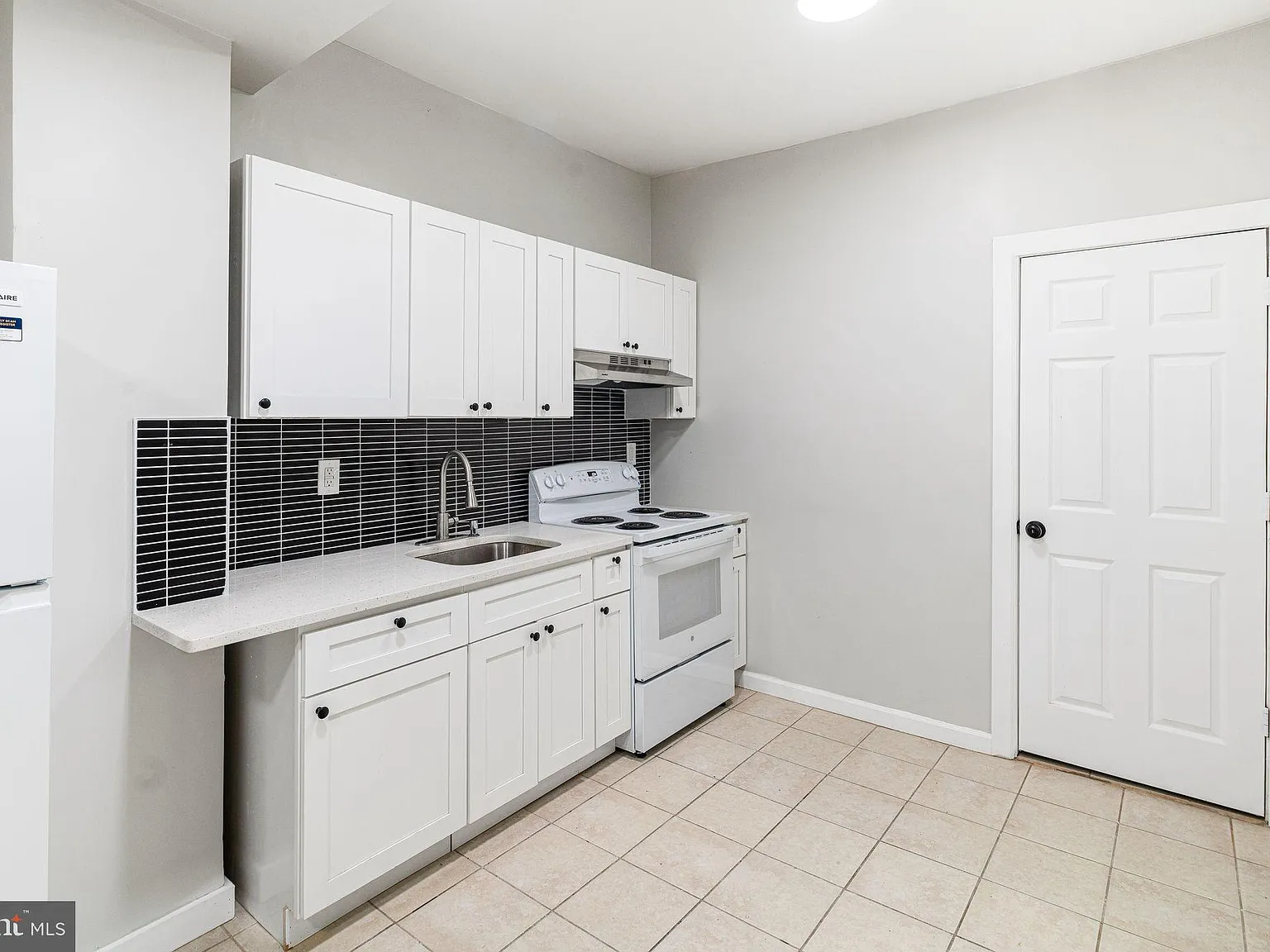 3 bed, 1.0 bath, 1010 sqft, $1,725 — Photo 4
