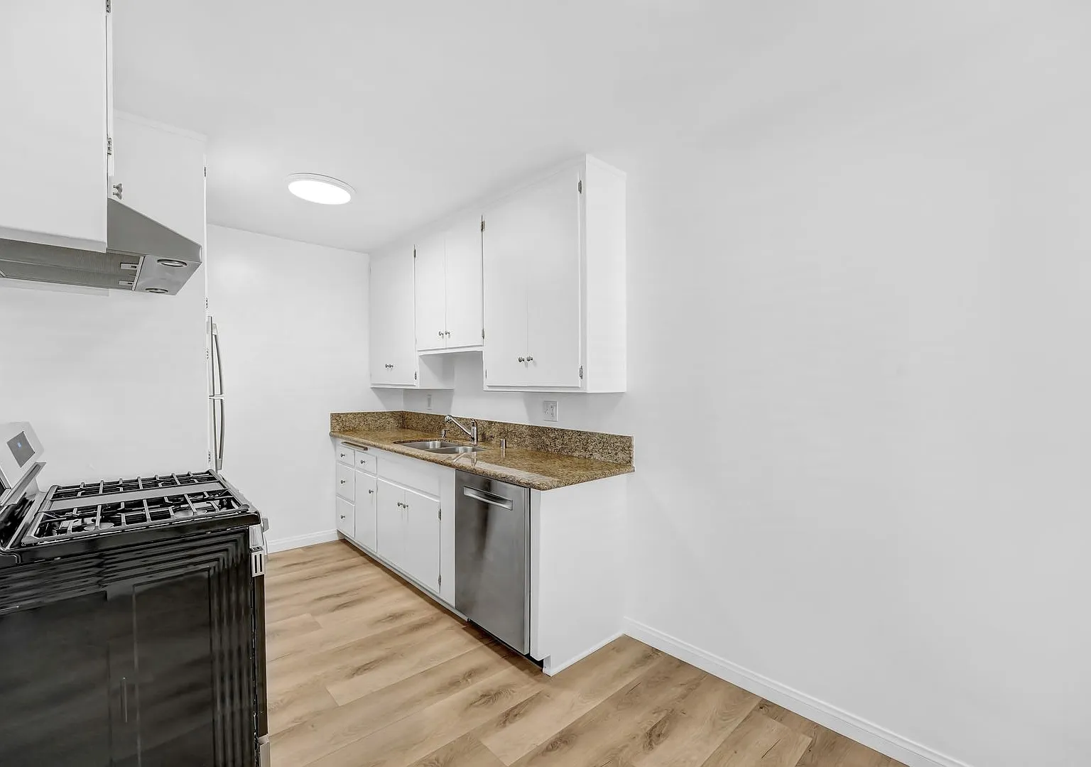 1451 Princeton St - steps to SM Blvd! — Photo 4
