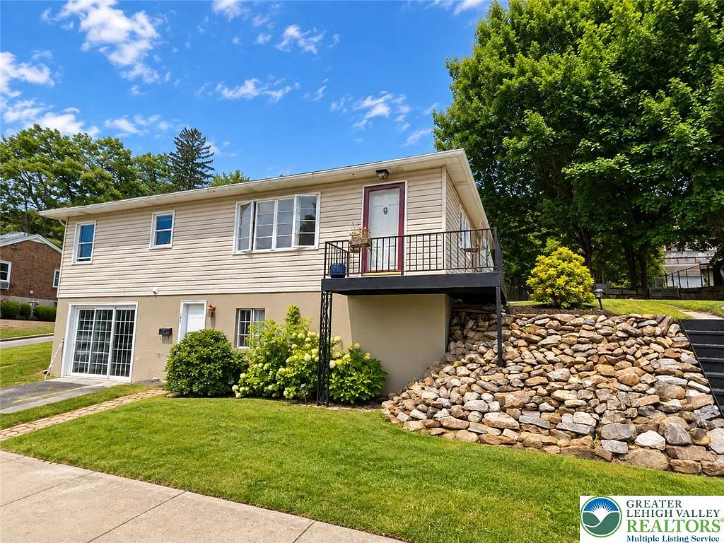 3 bed, 1.0 bath, 1092 sqft, $1,980 — Photo 1