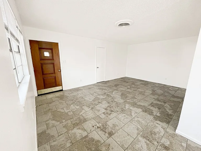 2612-2614 E Sunset Cir — Photo 3
