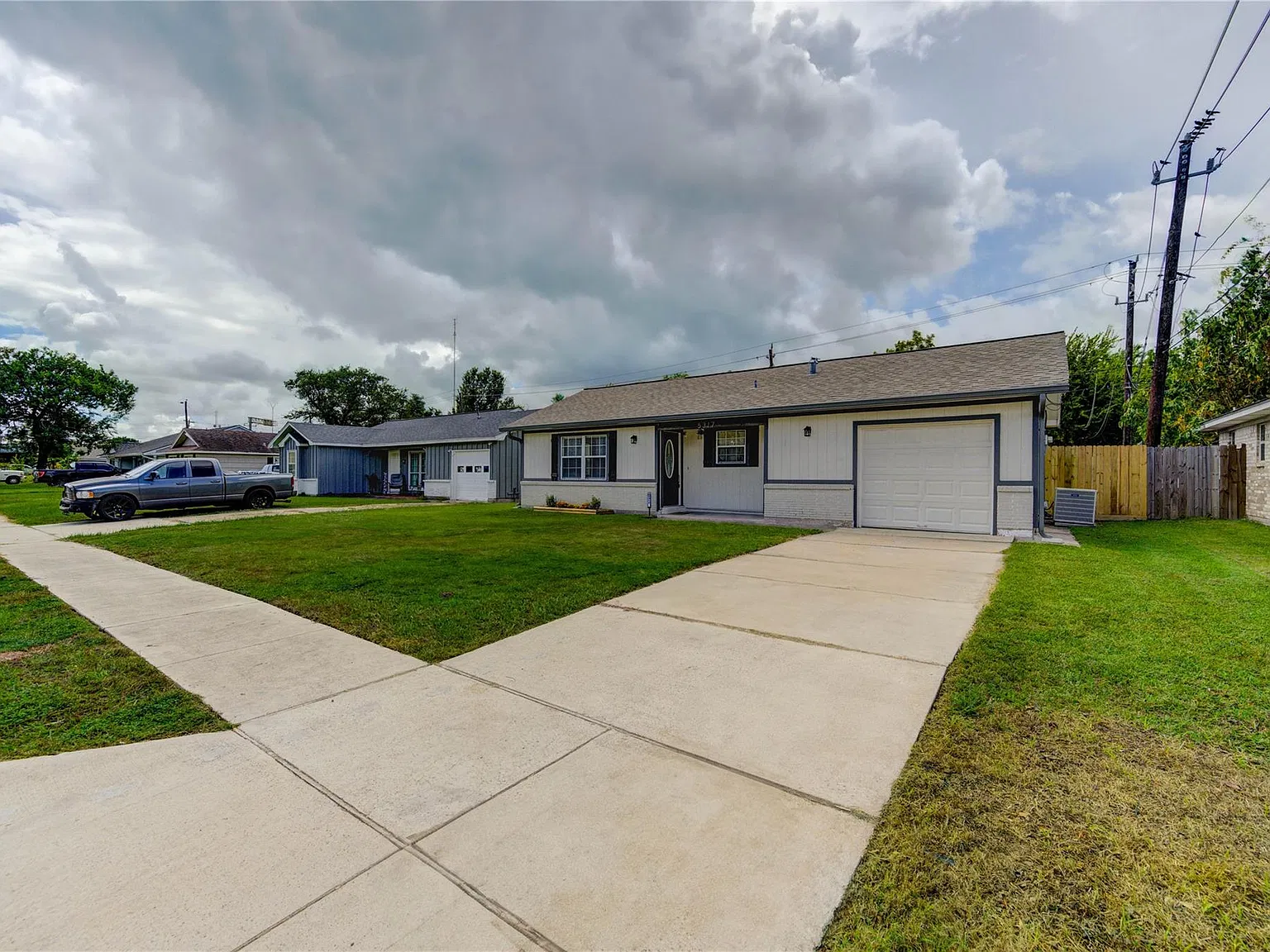 3 bed, 1.0 bath, 1013 sqft, $1,600 — Photo 2