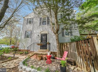 6151 Green Hollow Ct, Springfield, VA 22152