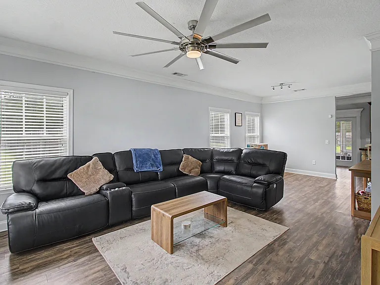 151 Lincoln Way NE — Photo 2