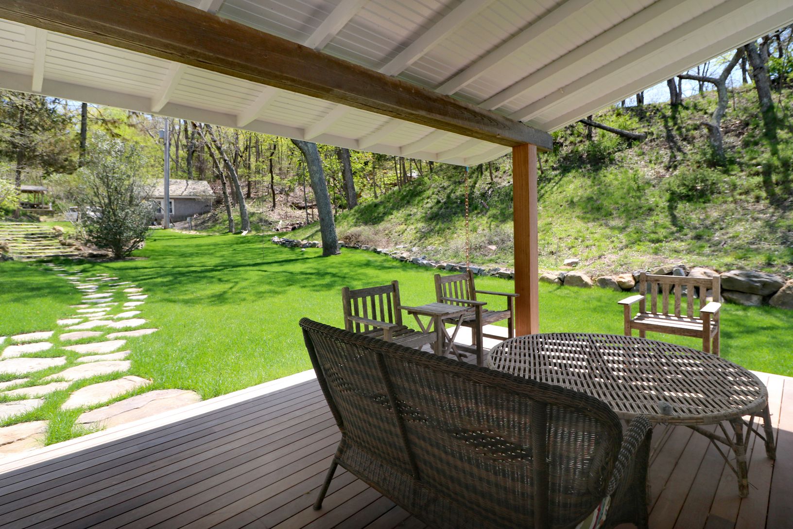  Covered porch 