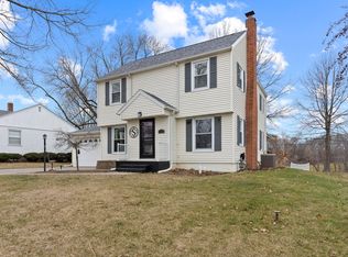 9 Geneva Dr, Muscatine, IA 52761