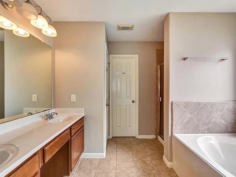 5410 Spring Oak Dr — Photo 32
