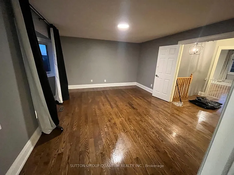 135 Mowat Cres — Photo 25