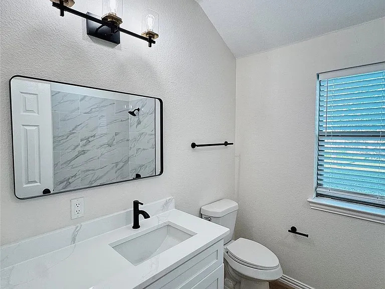 7504 Shasta Dr — Photo 8