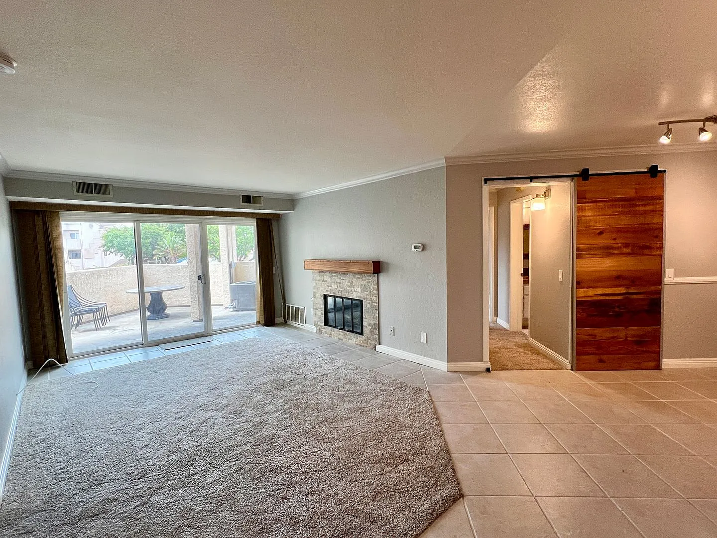 Beautiful 2 Bedroom, 2 Bath Condo in Fashion Hills — Photo 2