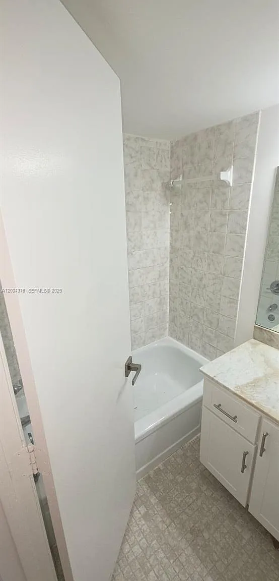 Commodore Plaza Condo — Photo 3
