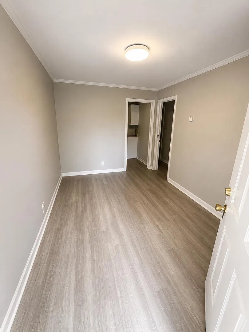 612 W College St - Unit 5 — Photo 3