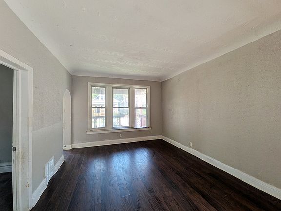 3rd image of 215 W 112th Pl